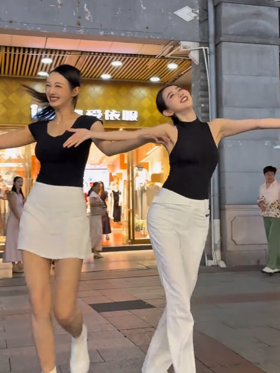 @Sally 王雪莉 大笑笑