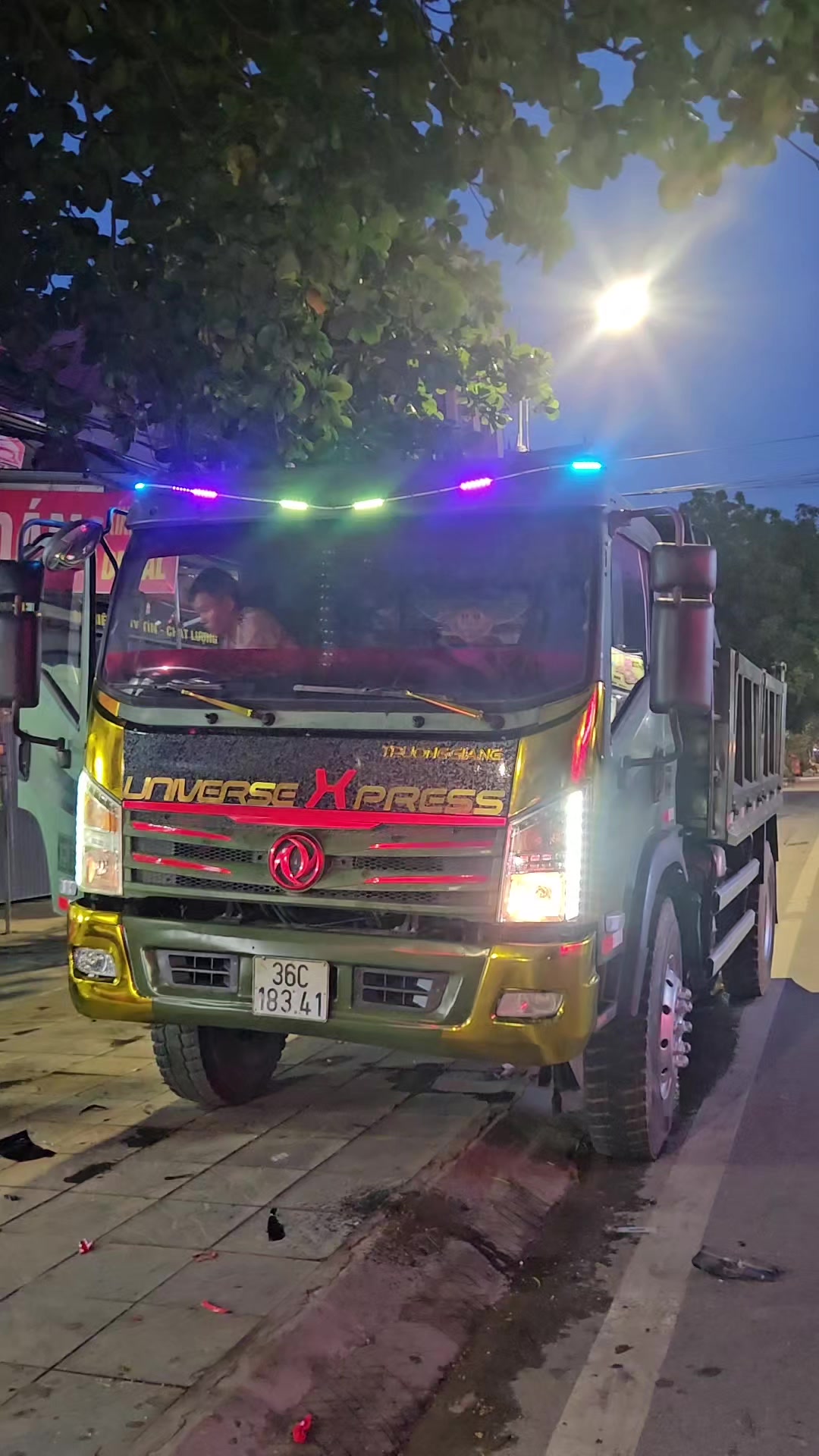 @Hu&acirc;n Xe T&agrave;u