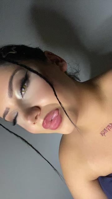 @L A U R A “ 🕷️