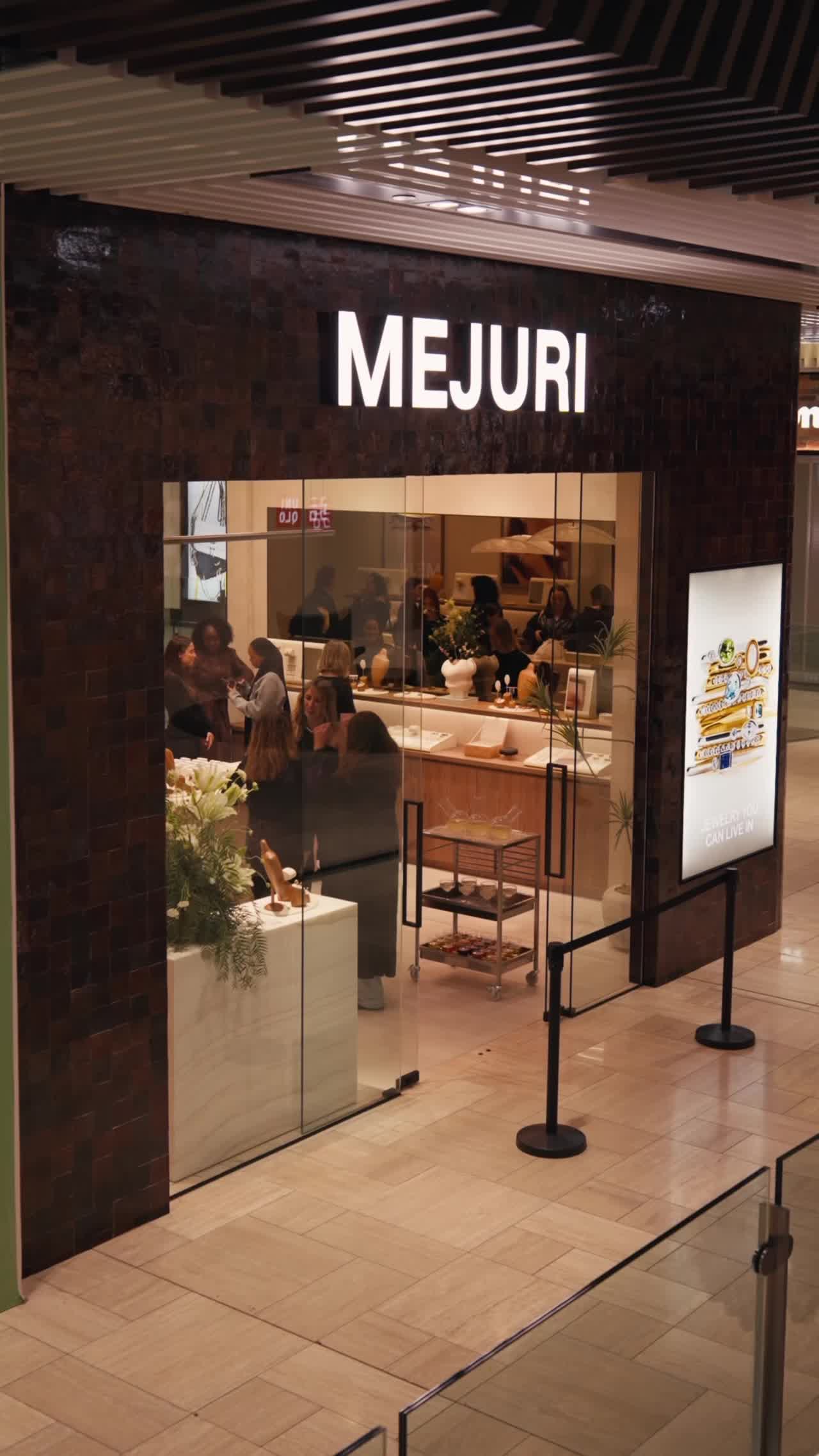 @Mejuri