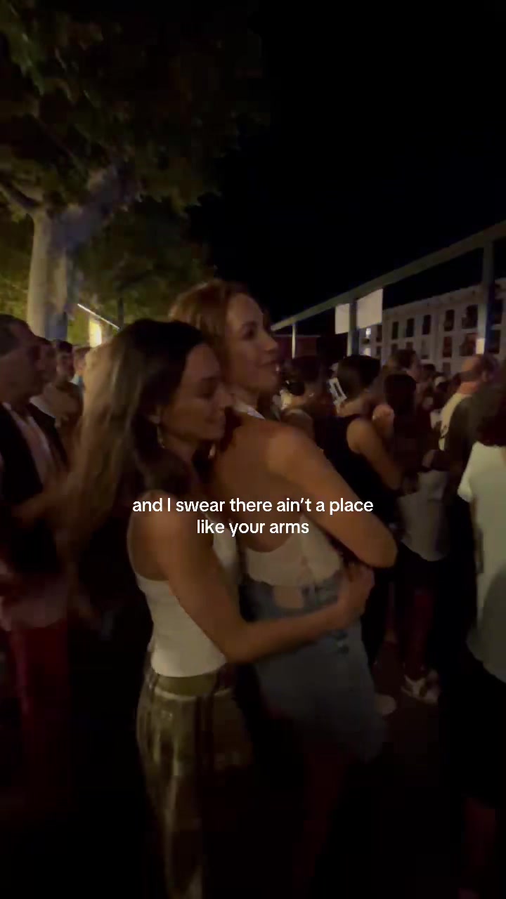 @Carrie & Anaïs