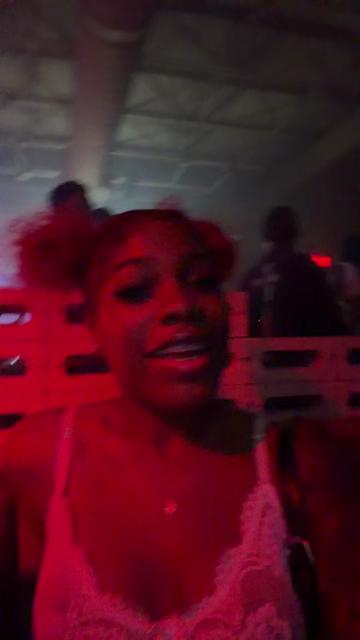 @👩🏾&zwj;❤️&zwj;💋&zwj;👩🏽
