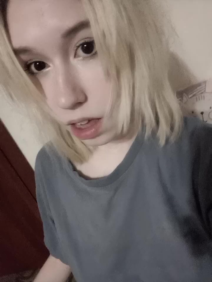 @)