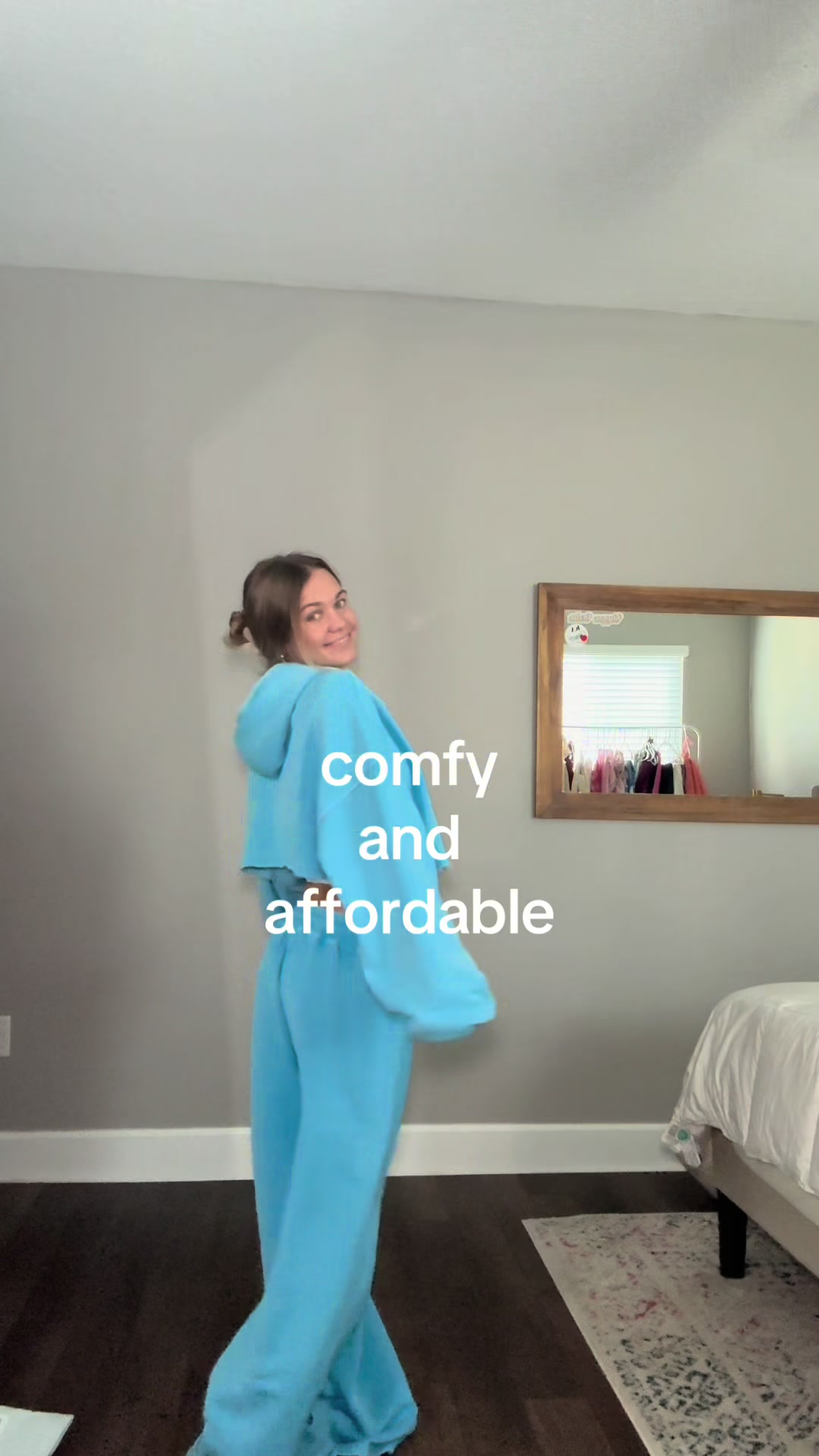 @shopchloemhollis