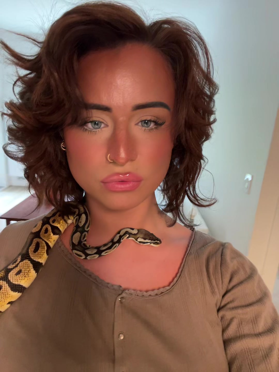 @joniethebrat