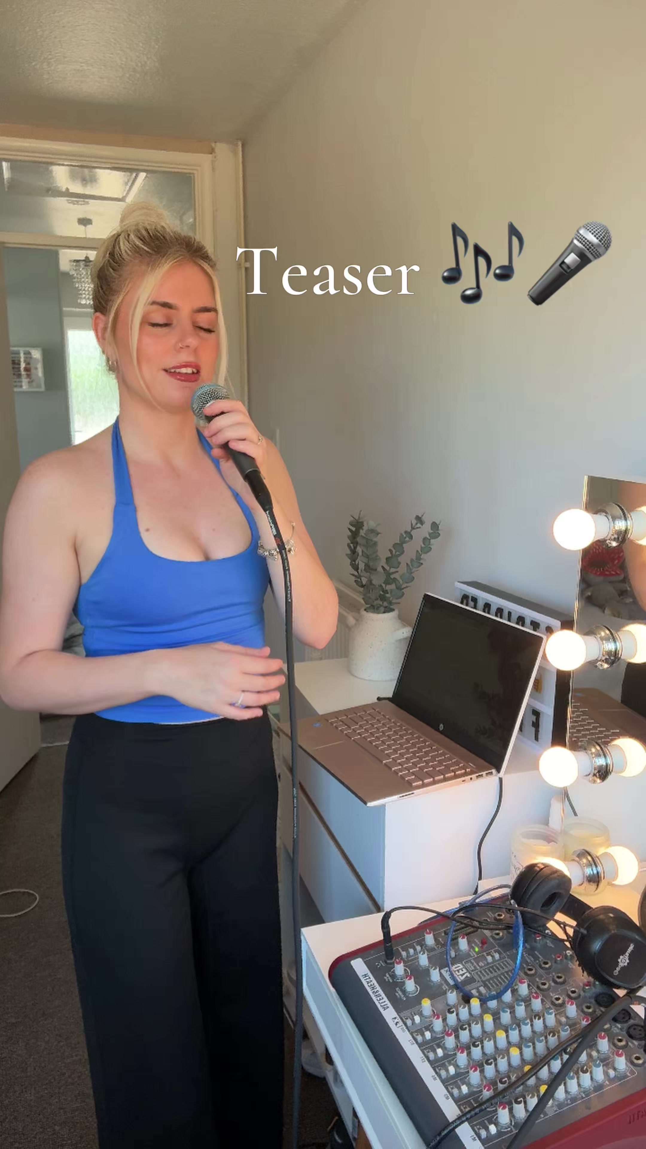 @Liane Jupe sings