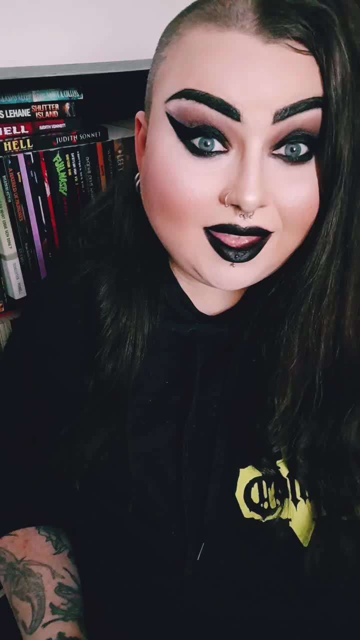 @Spooky Loz Reads🖤