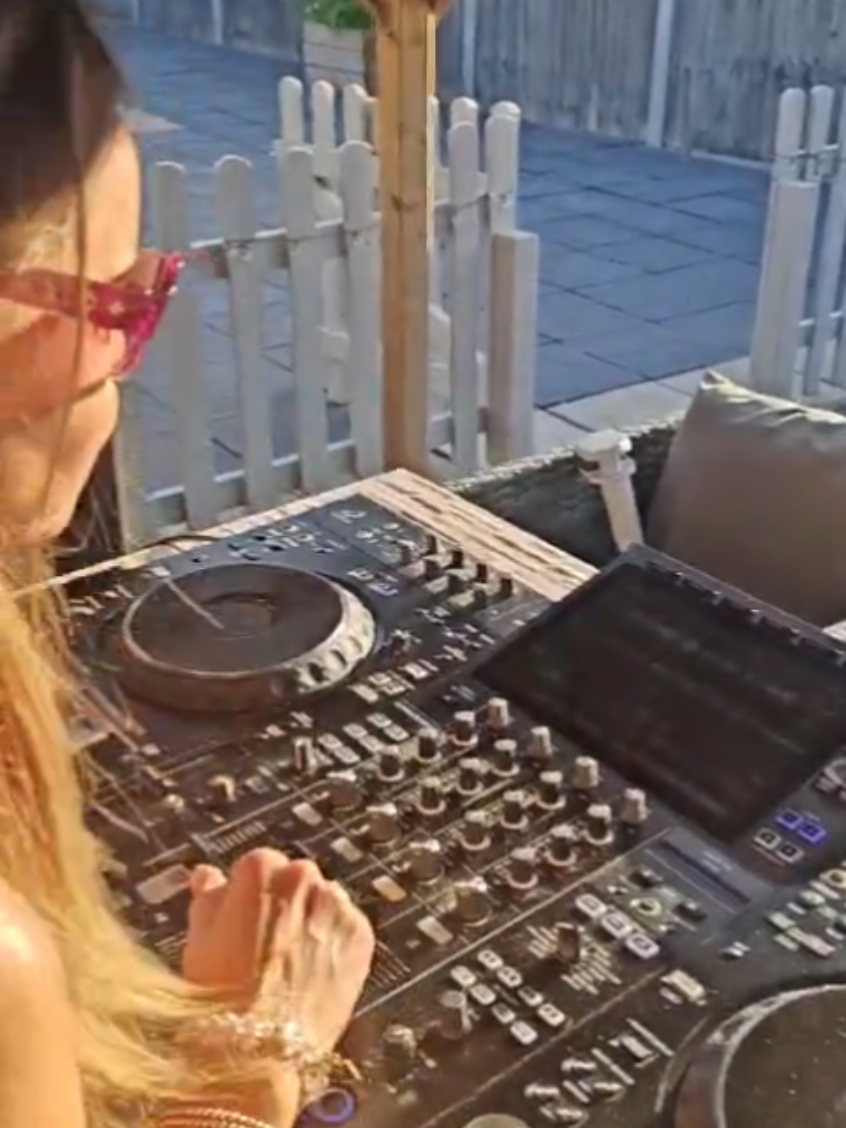 @DJShelz