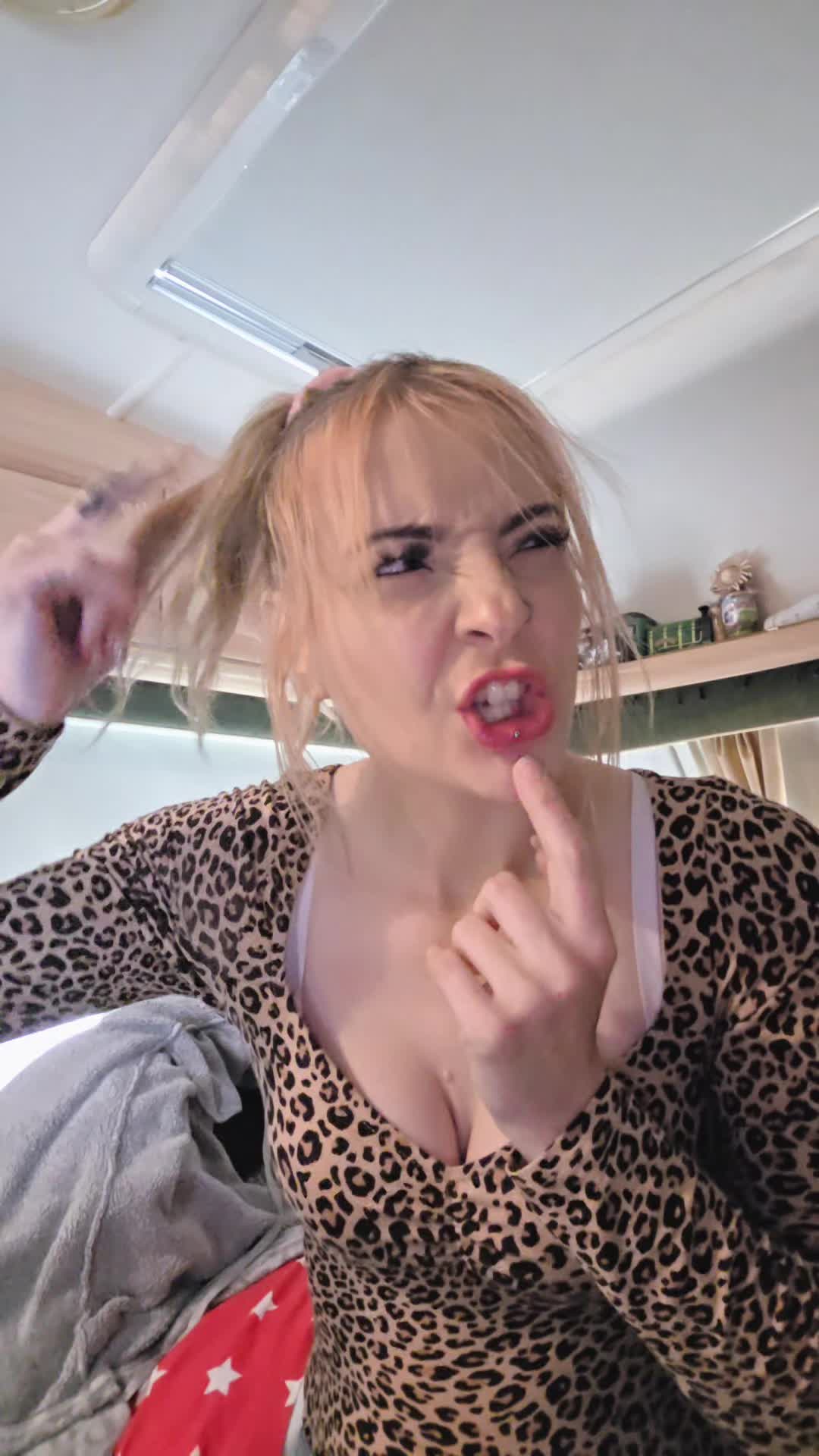 @Adora