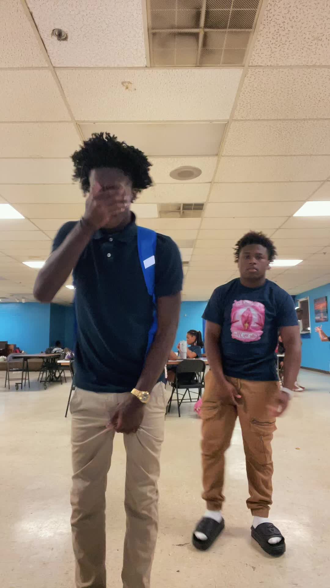 @👣👶🏿 .