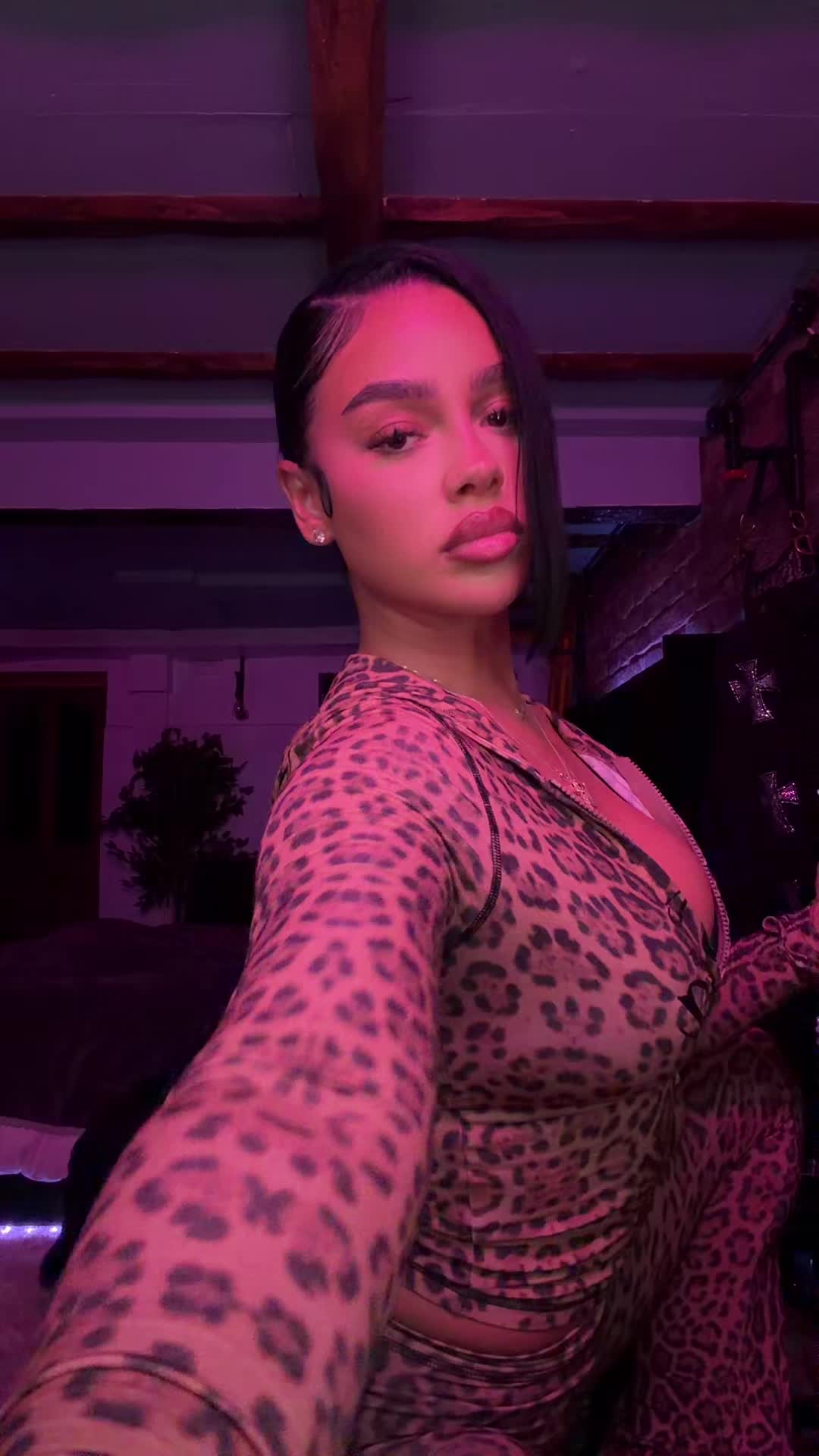 @nelliecharles_