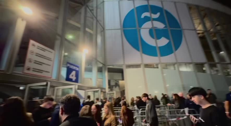 @👩🏾&zwj;❤️&zwj;👩🏻