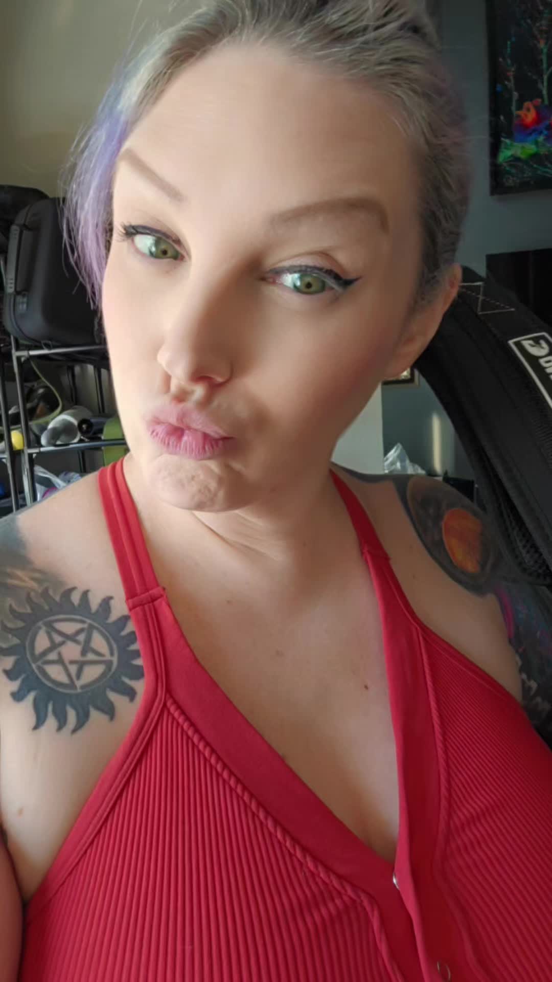 @TheMoistQueen ®️
