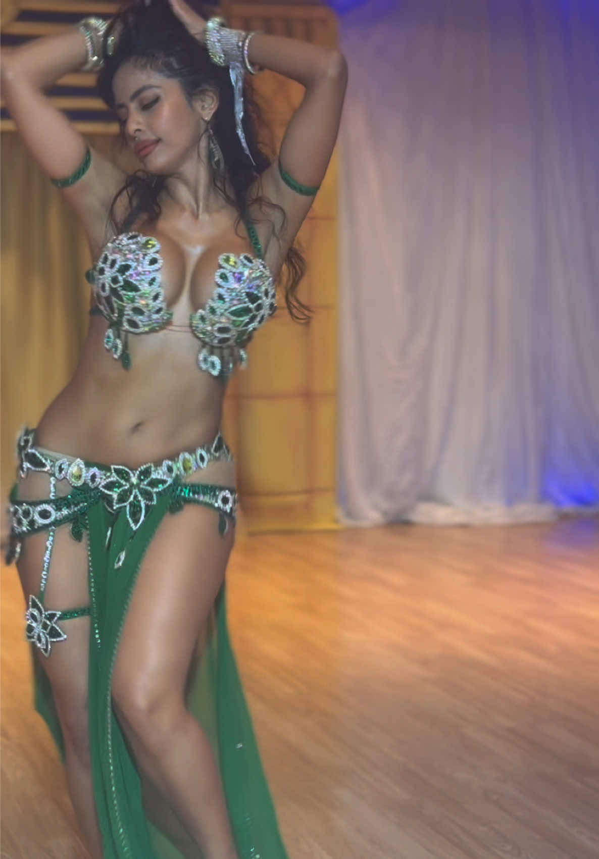 @Vivi Torres Bellydancer