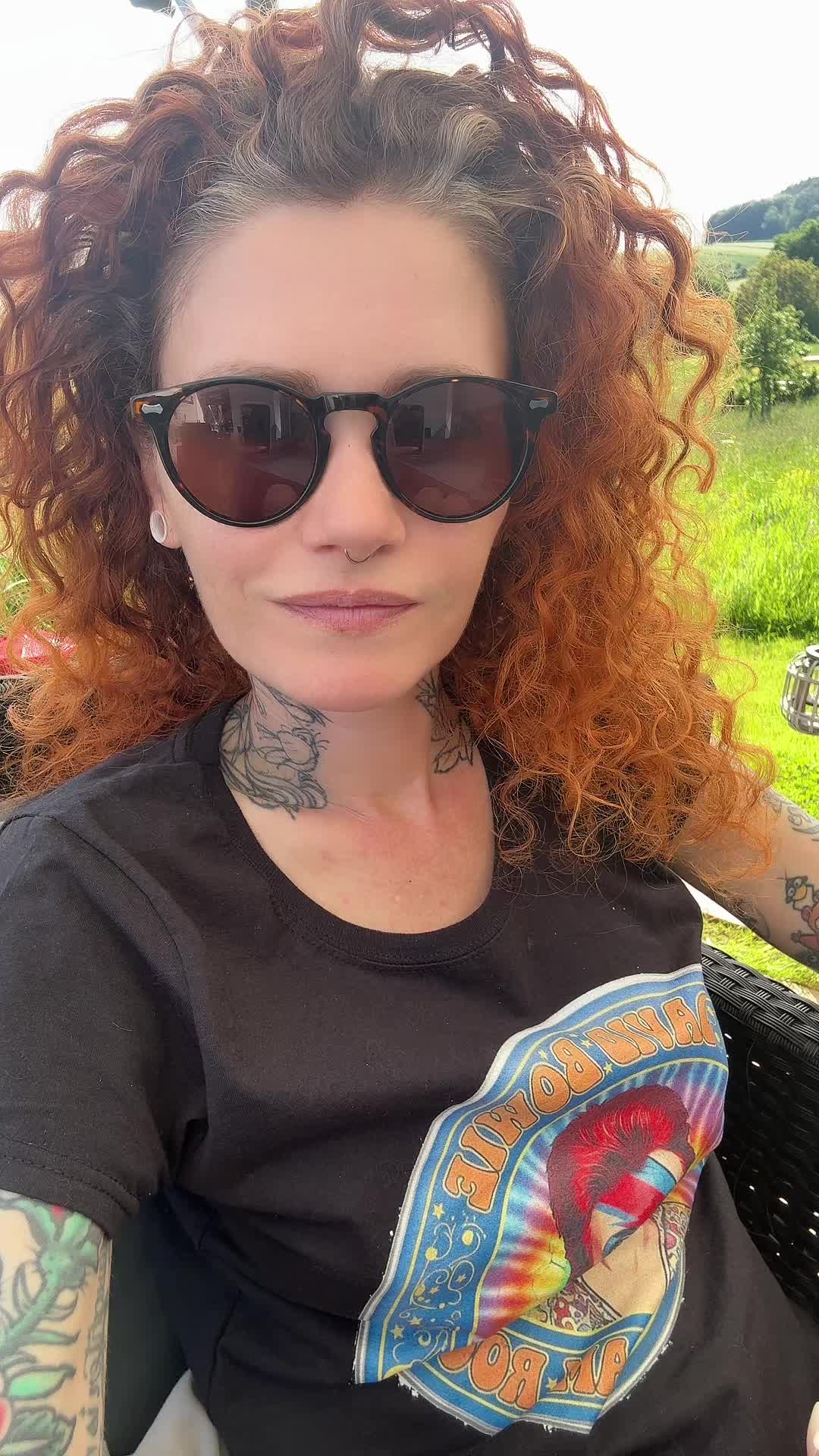 @curlyhairandtattoos