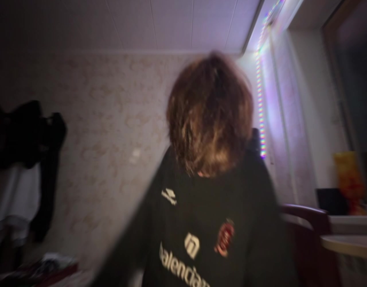 @>.<