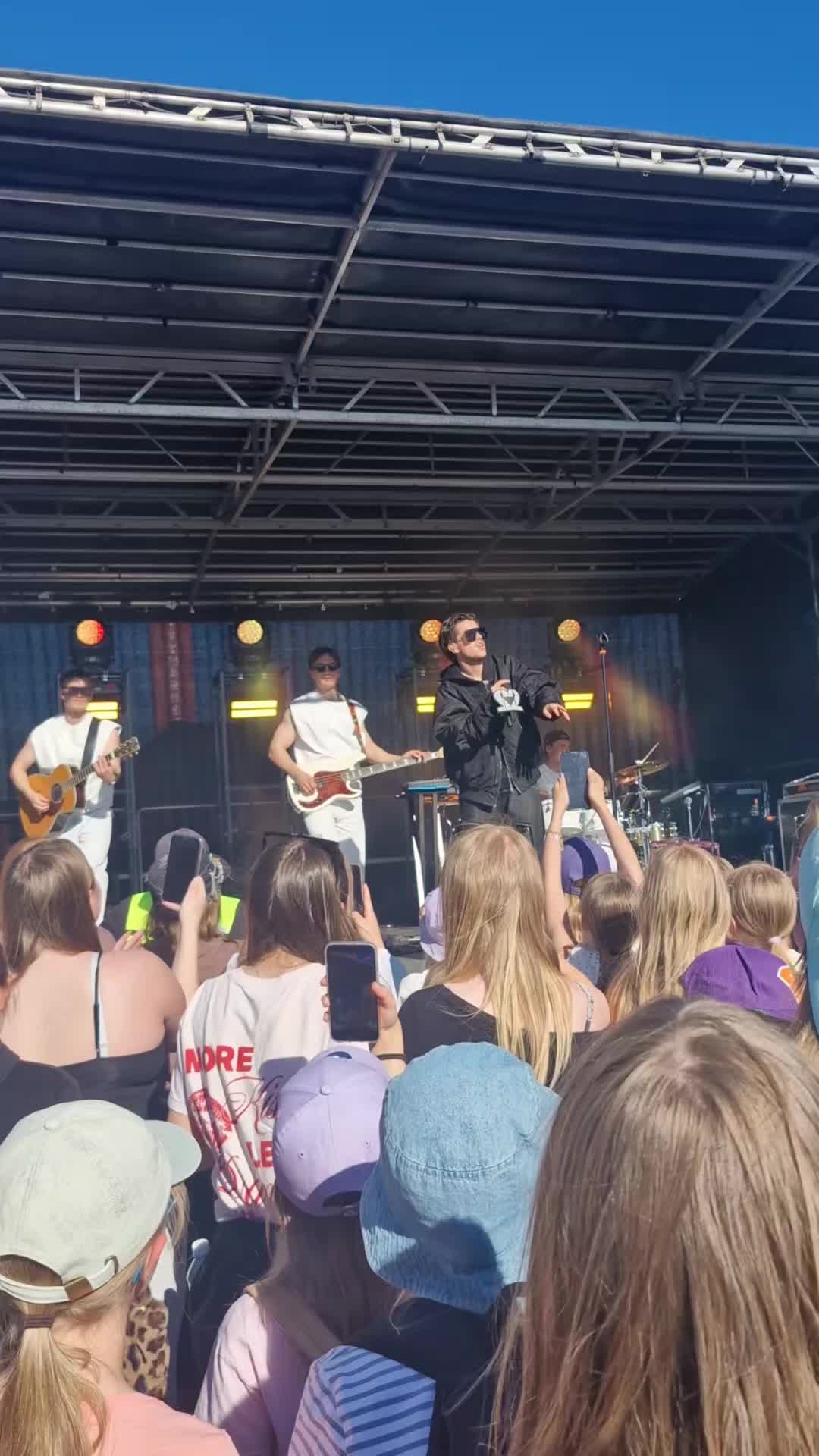 @MustaSyd&auml;n