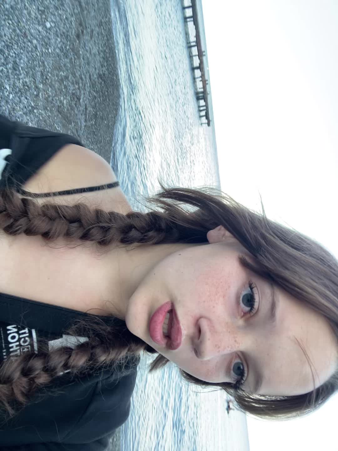 @🫦