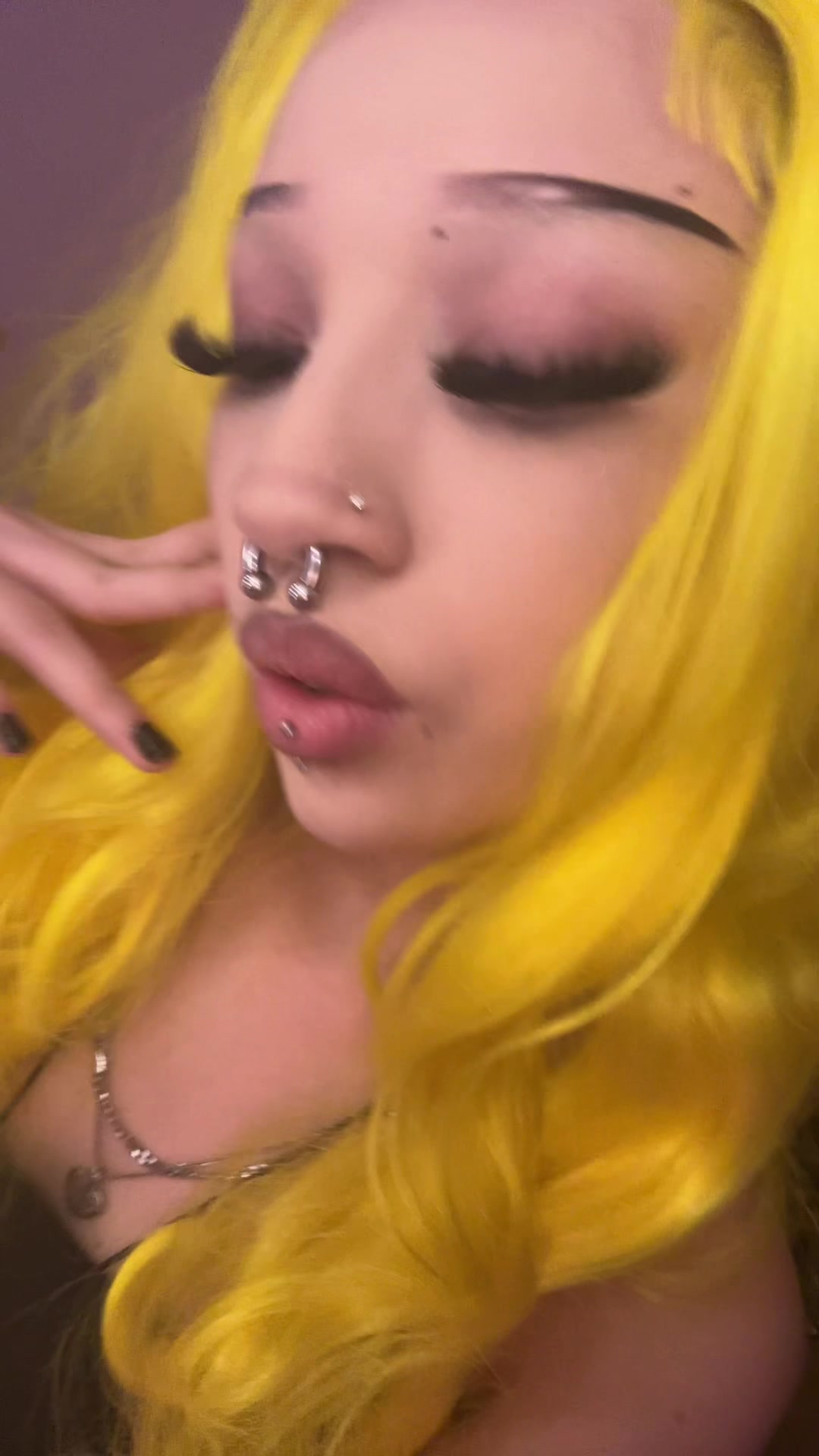 @>⩊<