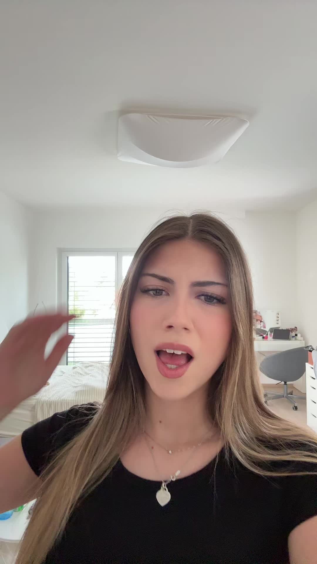 @hanni