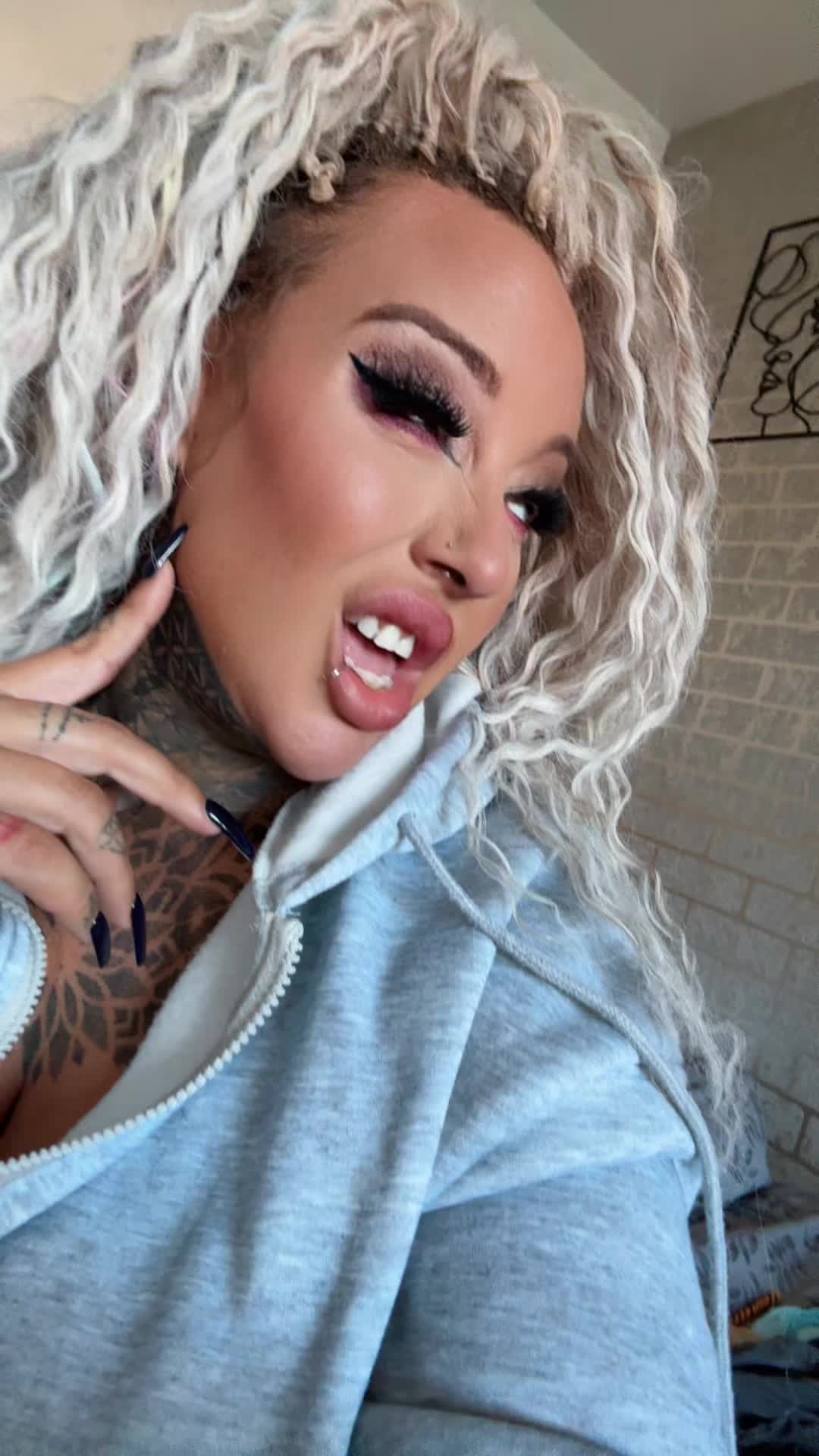 @basic_inked_lass