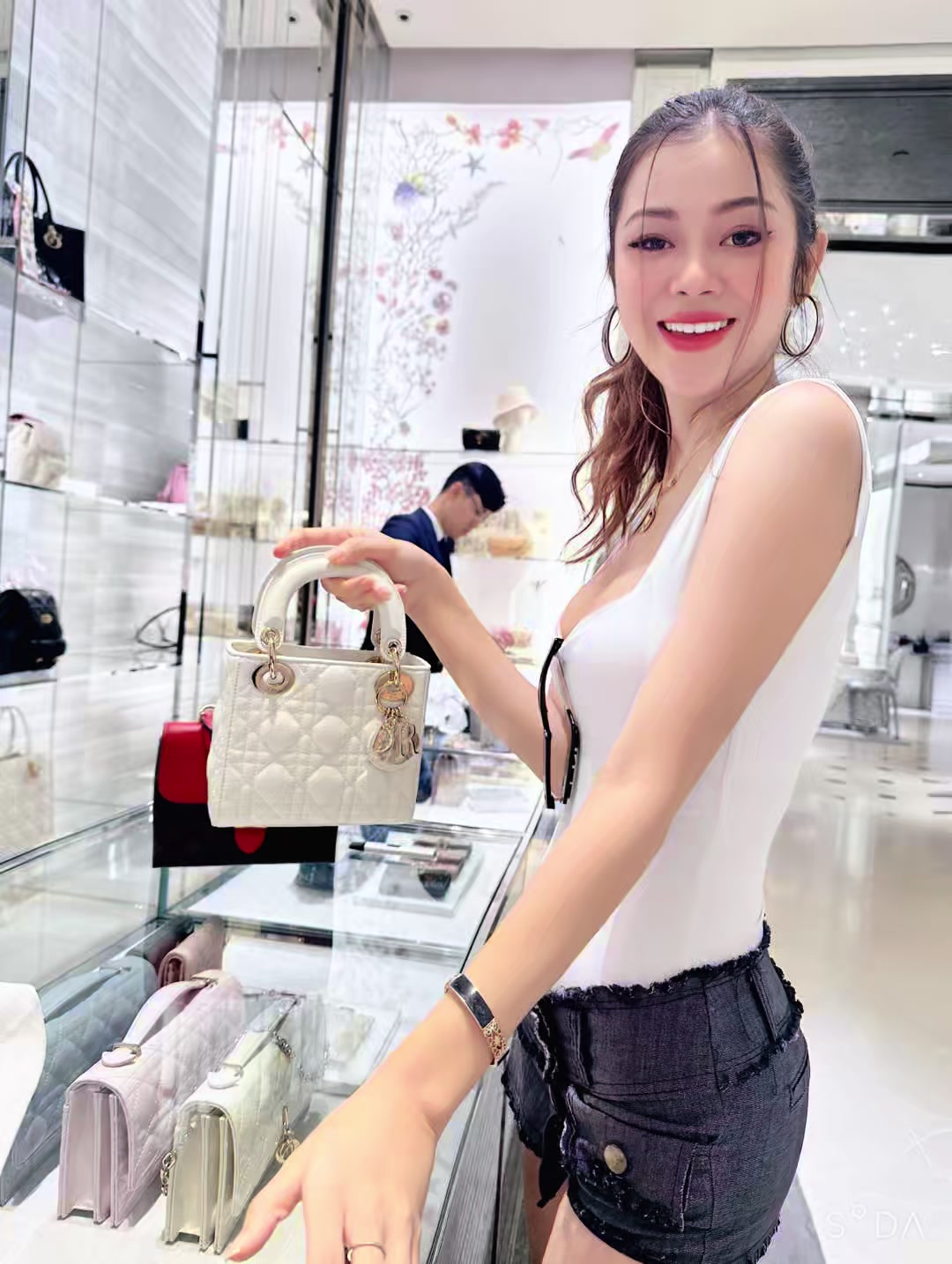 @Shweyi win Htet San