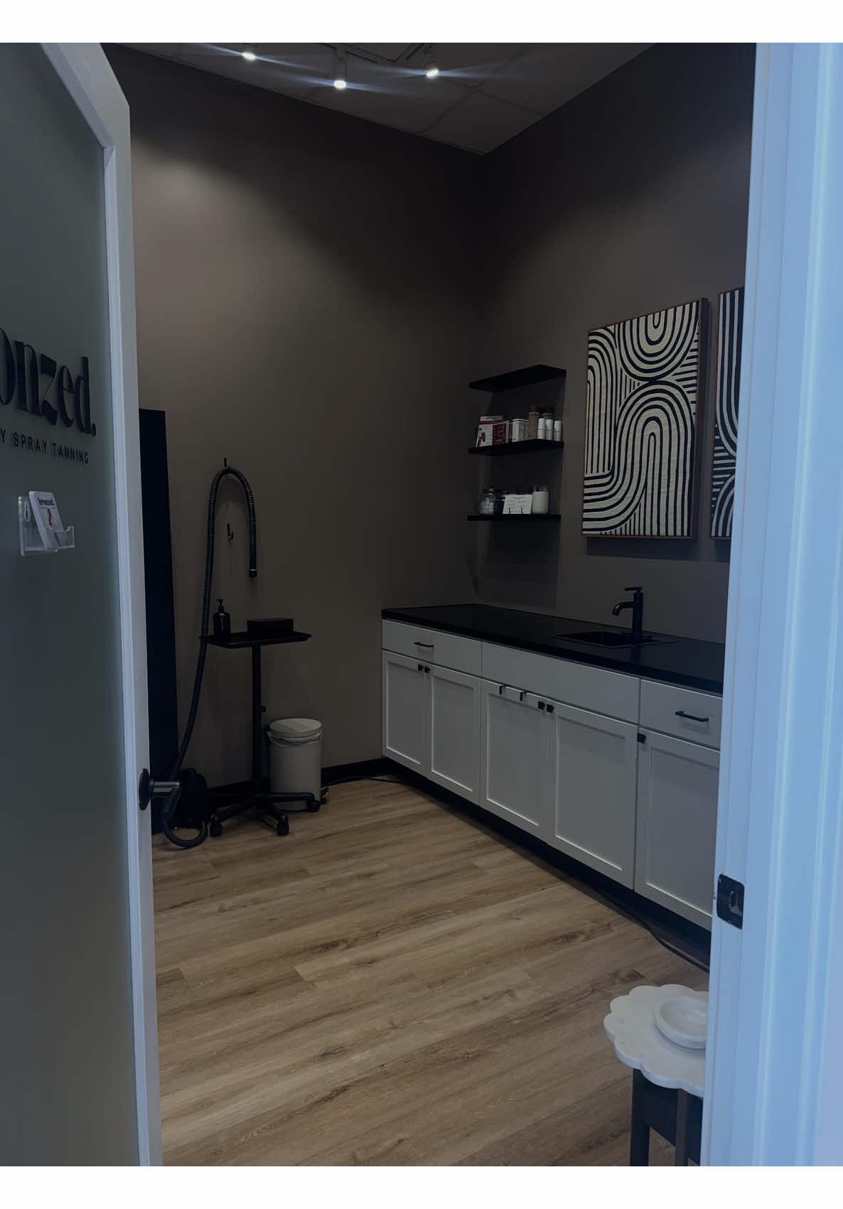 @PRESLEY | SPRAY TAN ARTIST