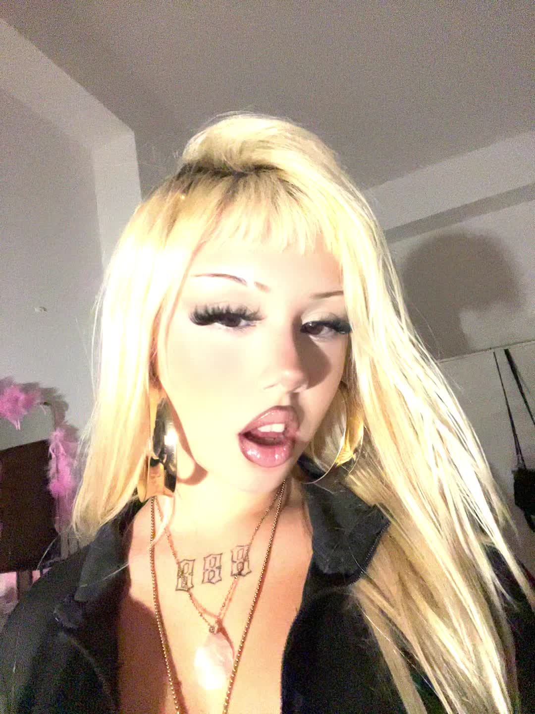 @888