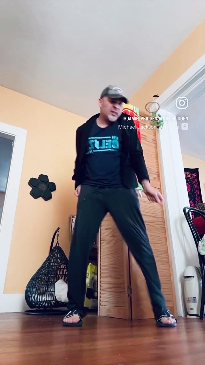 @dancingsecurityguard3
