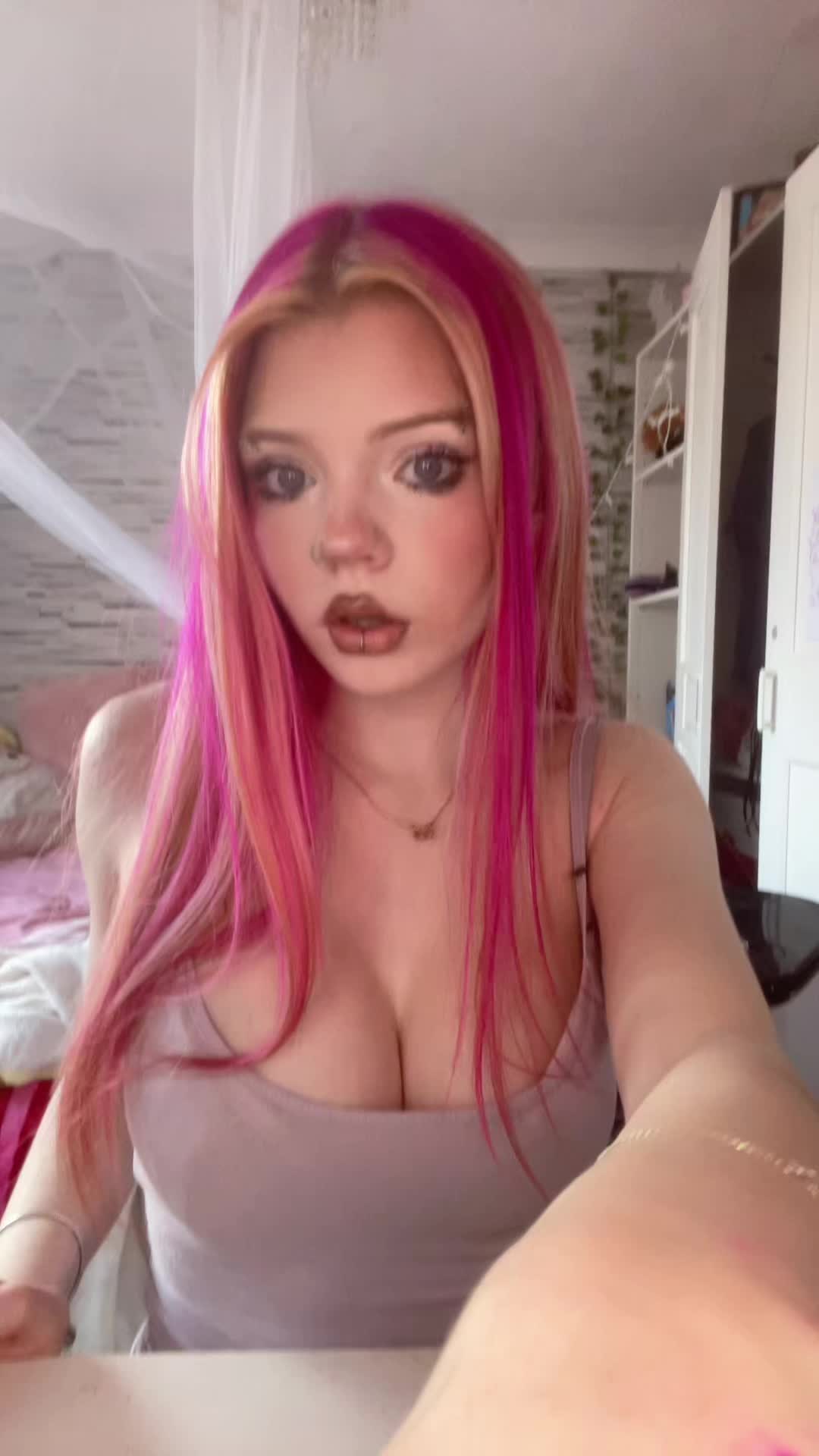@_ellamary_