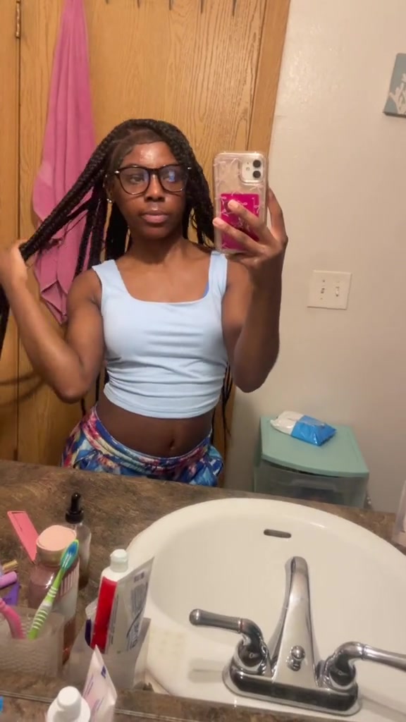 @lilariiarii