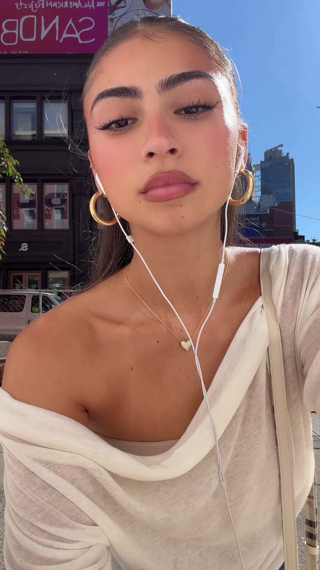 @bella