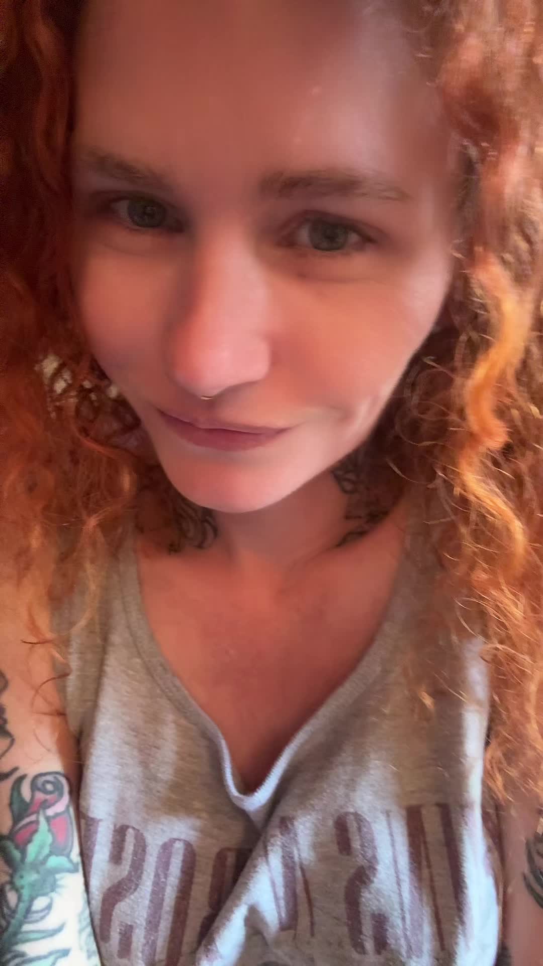@curlyhairandtattoos