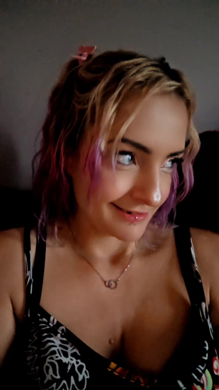@Adora