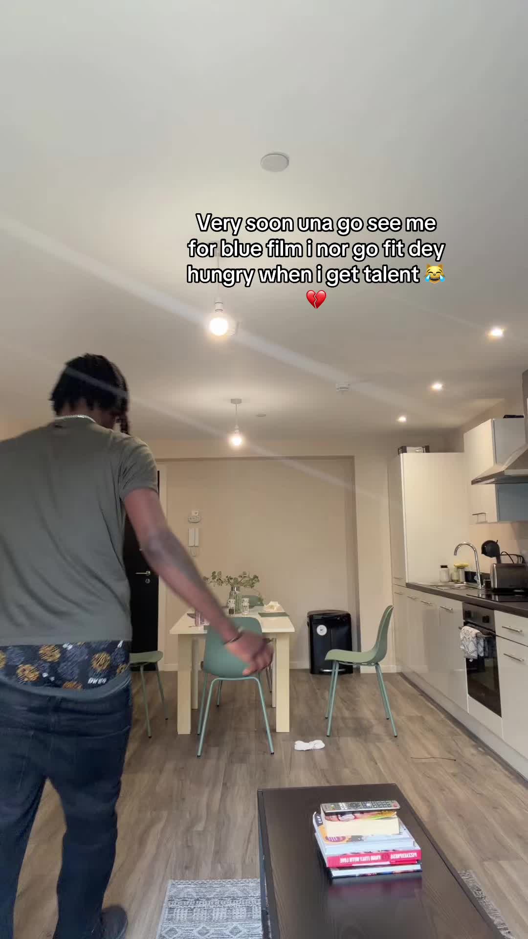 @F<>:)👨&zwj;🦯🧃