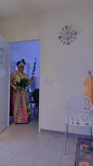 @Julia Bomongo mama ba gaulois