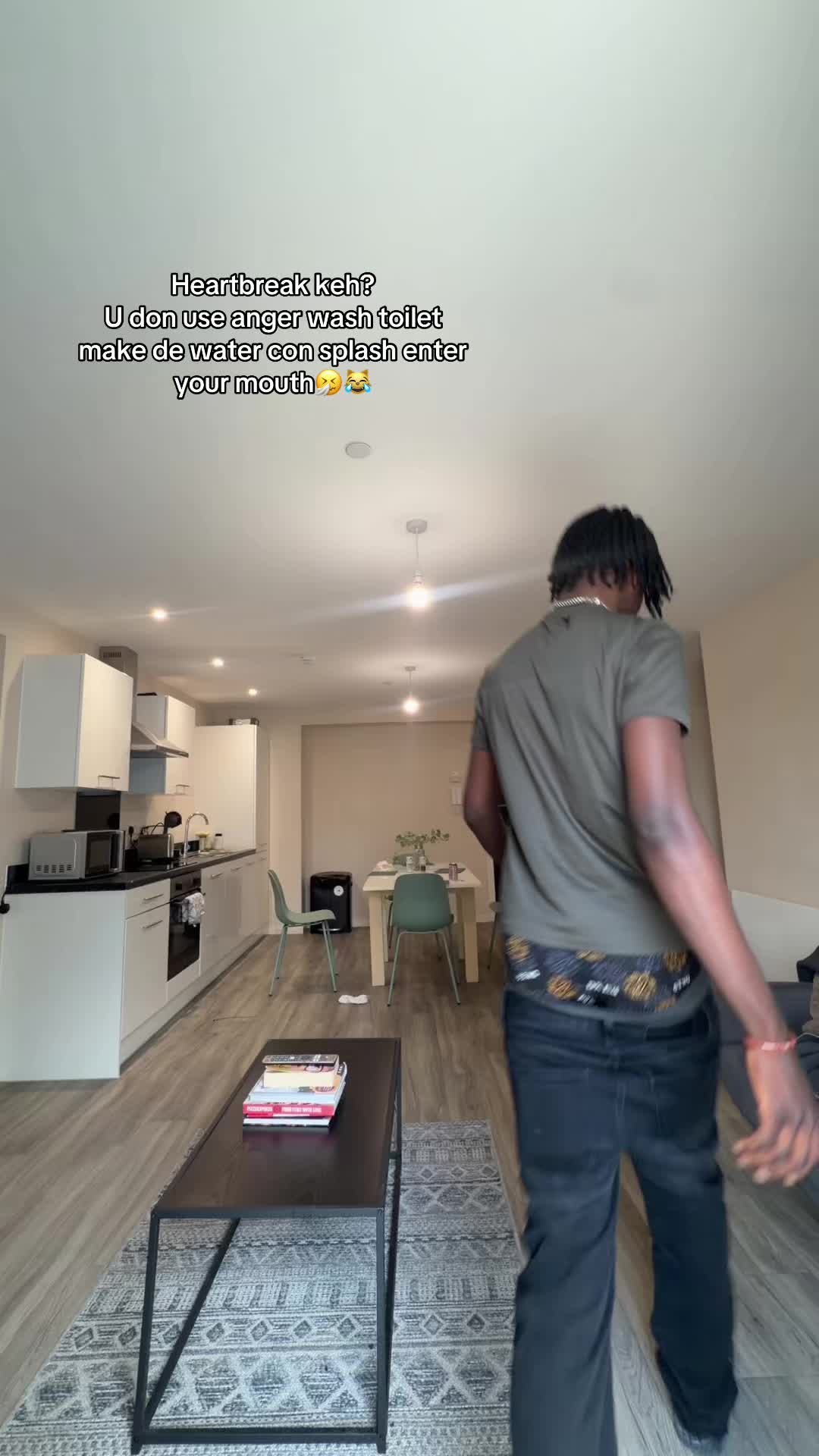 @F<>:)👨&zwj;🦯🧃