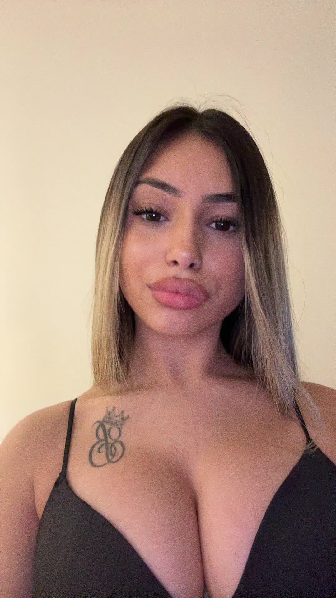@elisaangiius