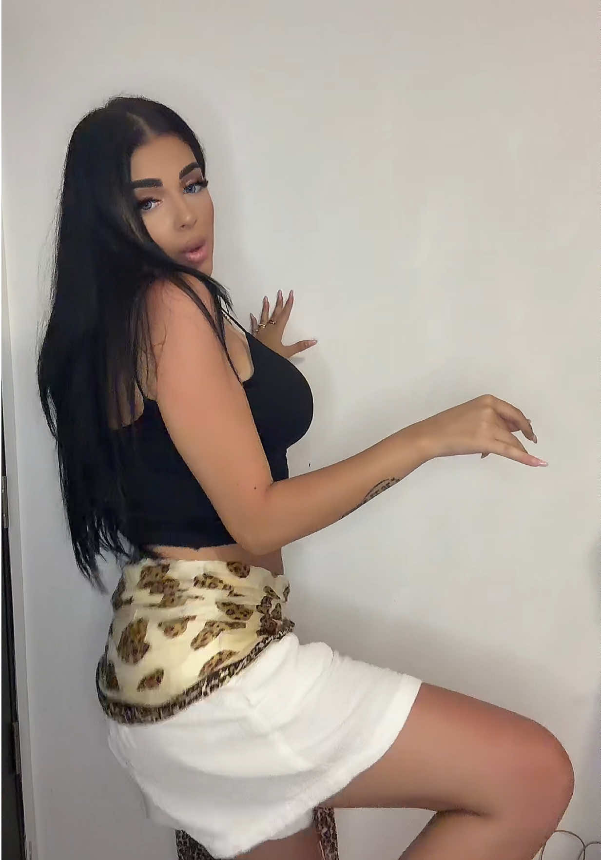 @𝐵𝒴𝒜|𝐵𝐸𝐿𝐿𝒴 𝒟𝒜𝒩𝒞𝐸𝑅