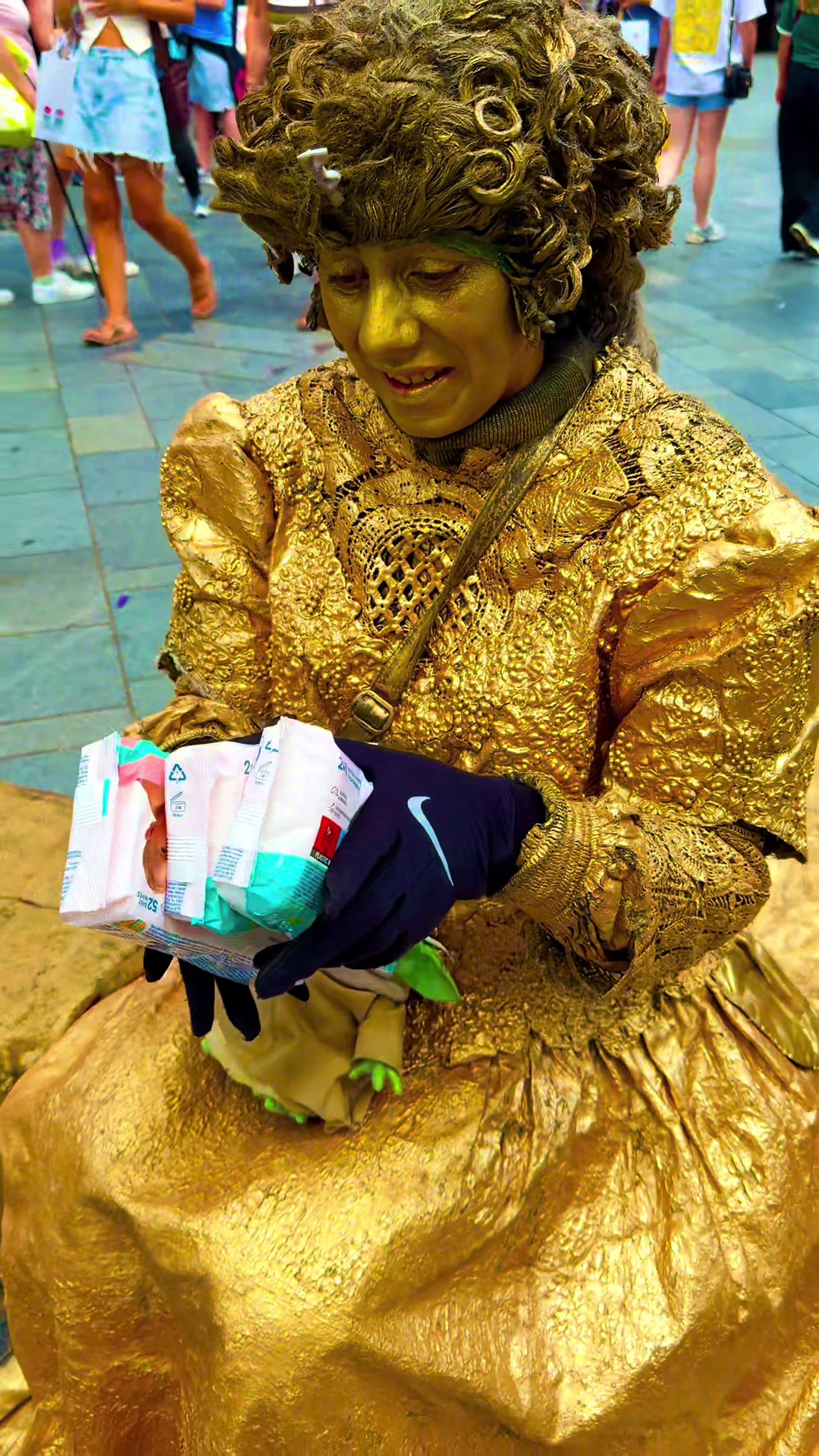 @goldenladystatue