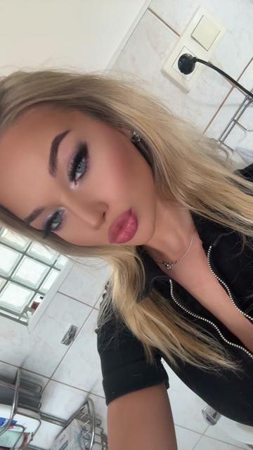 @Hancsi_._