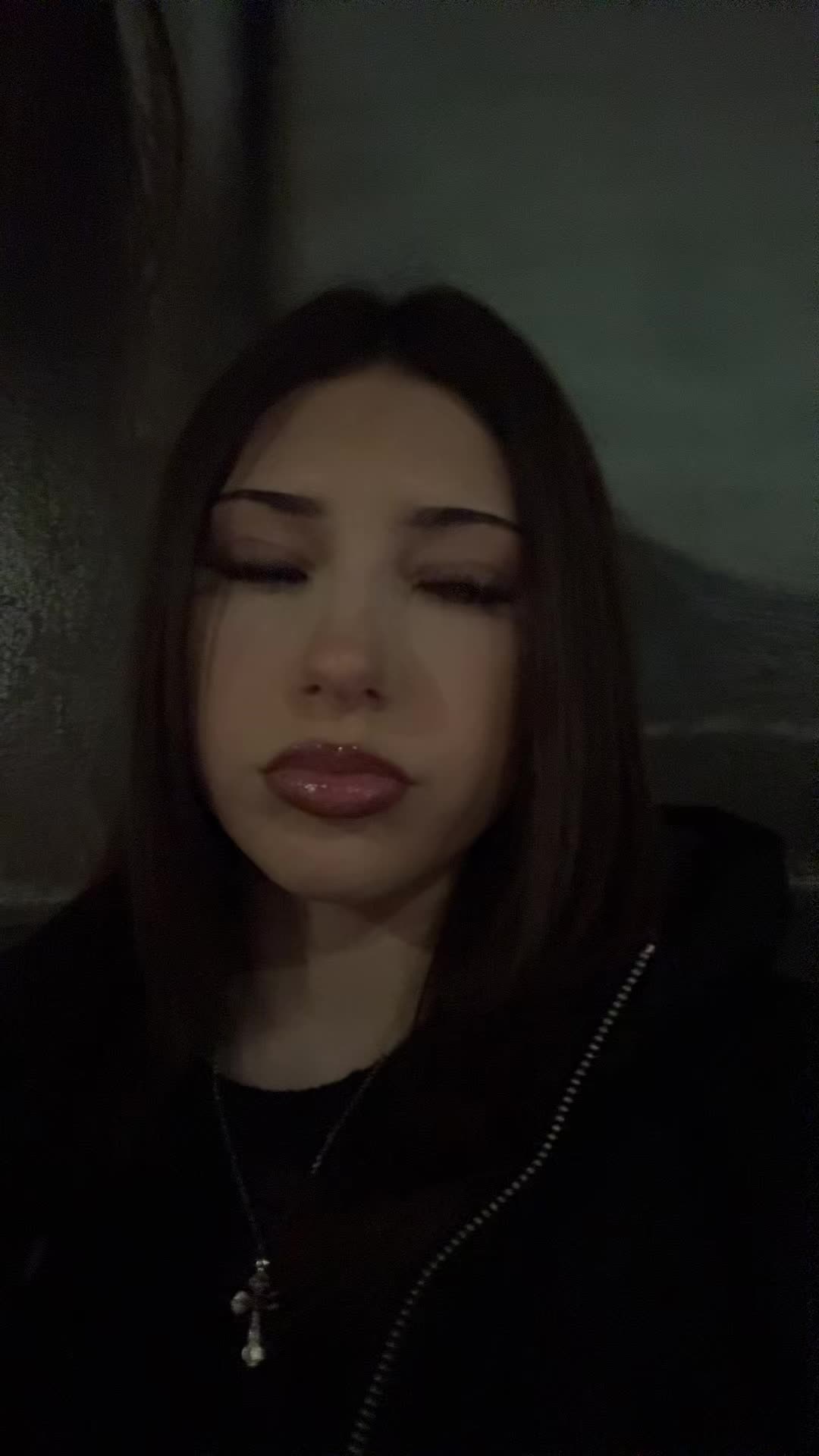@𝒱.