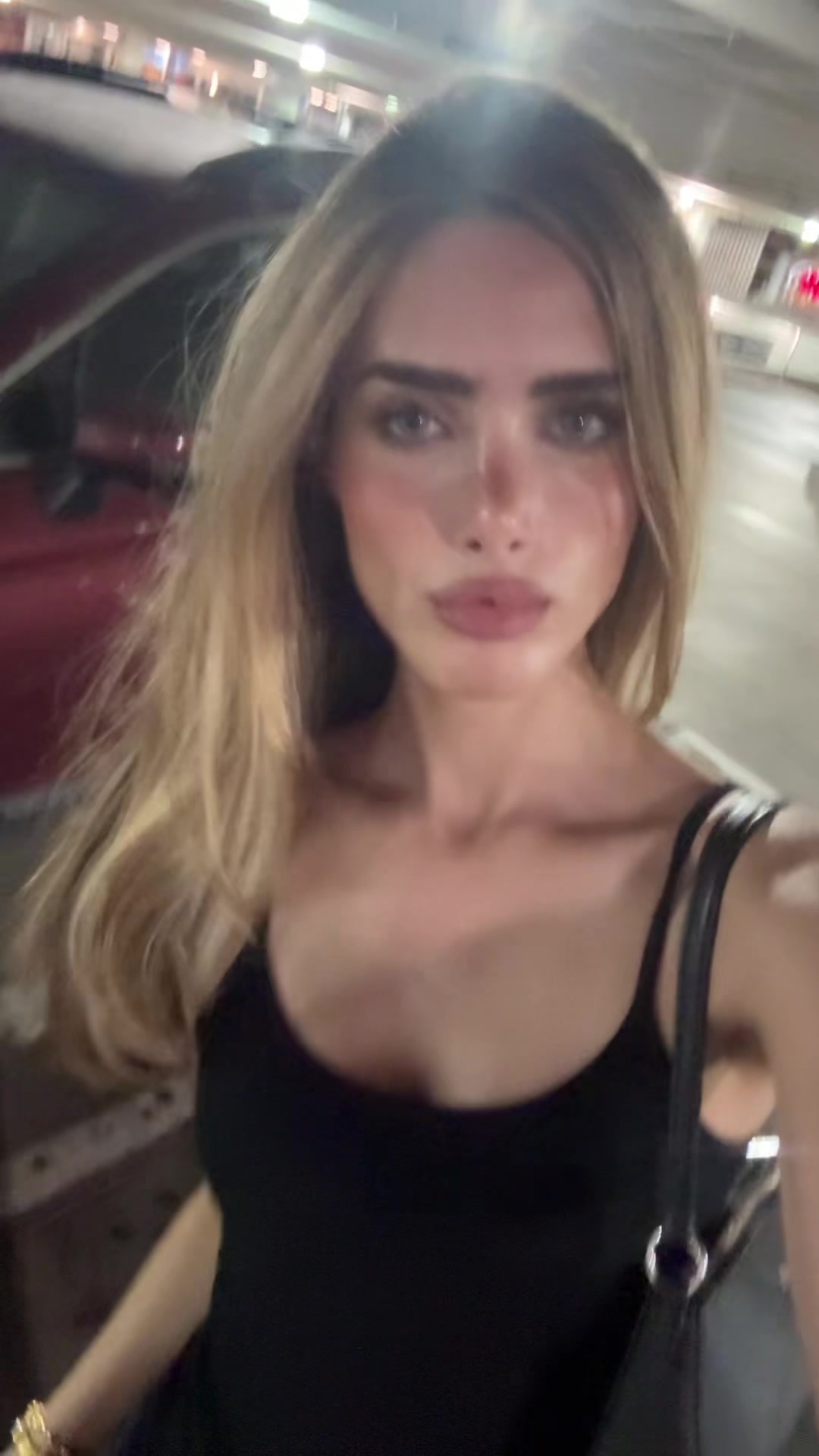 @Adora