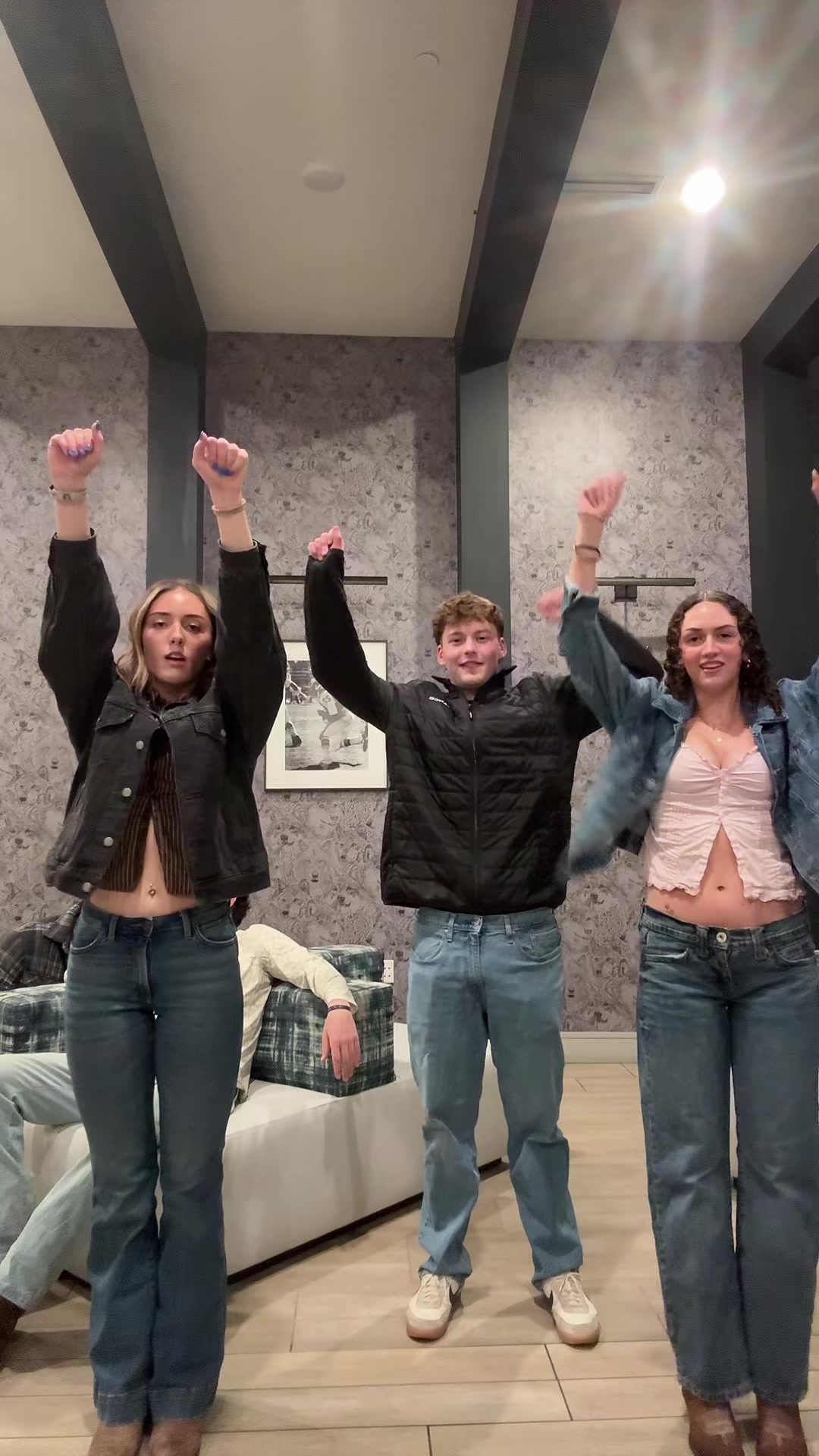 @bella