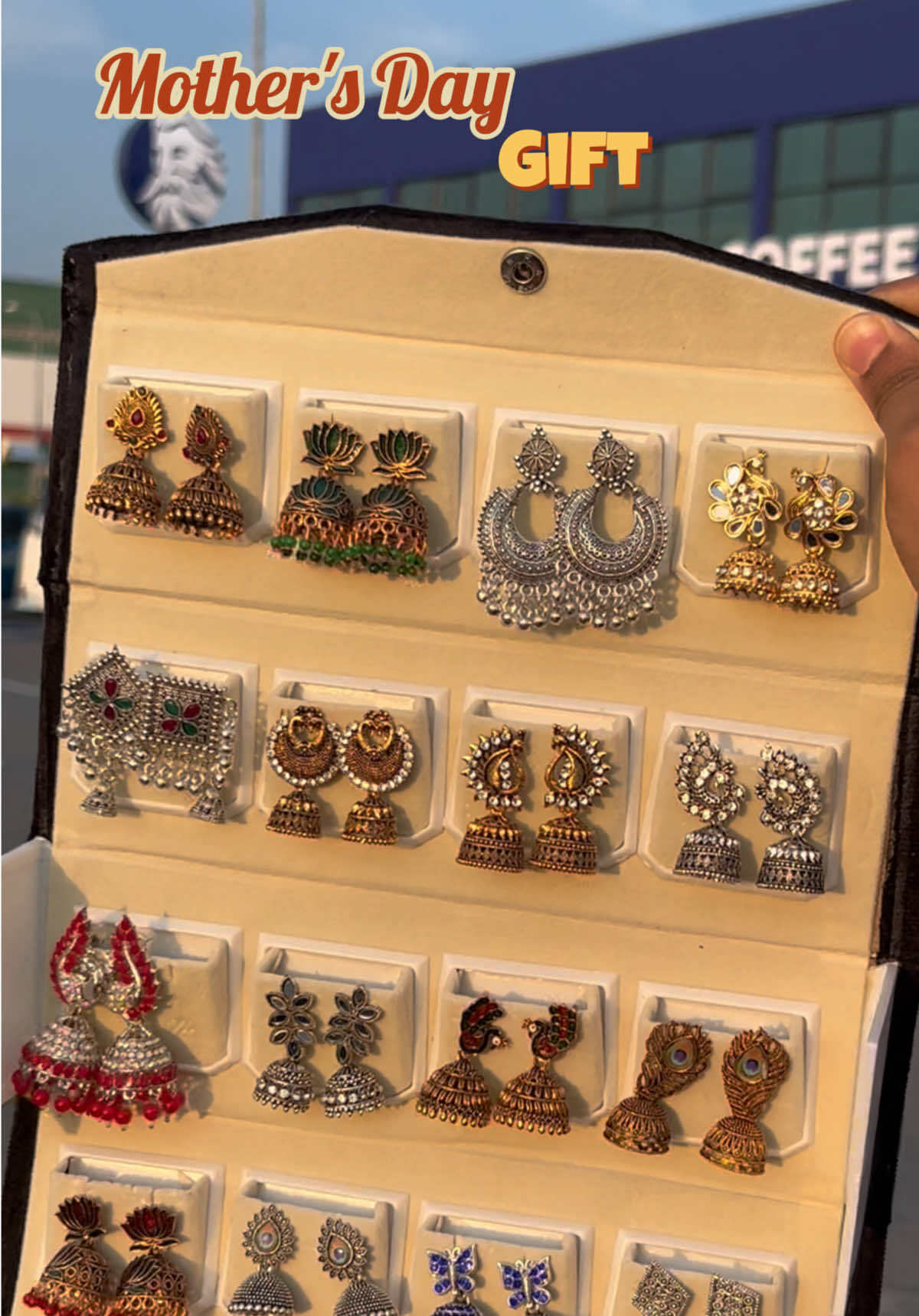 @Jewelsbyshax_