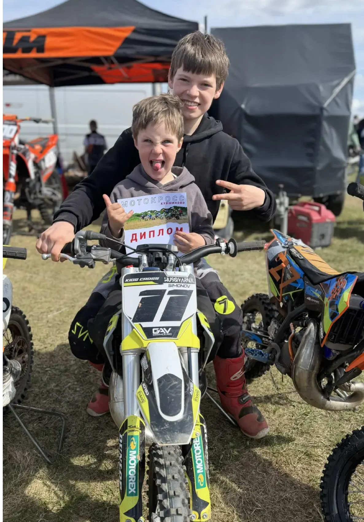 @Kids Cross