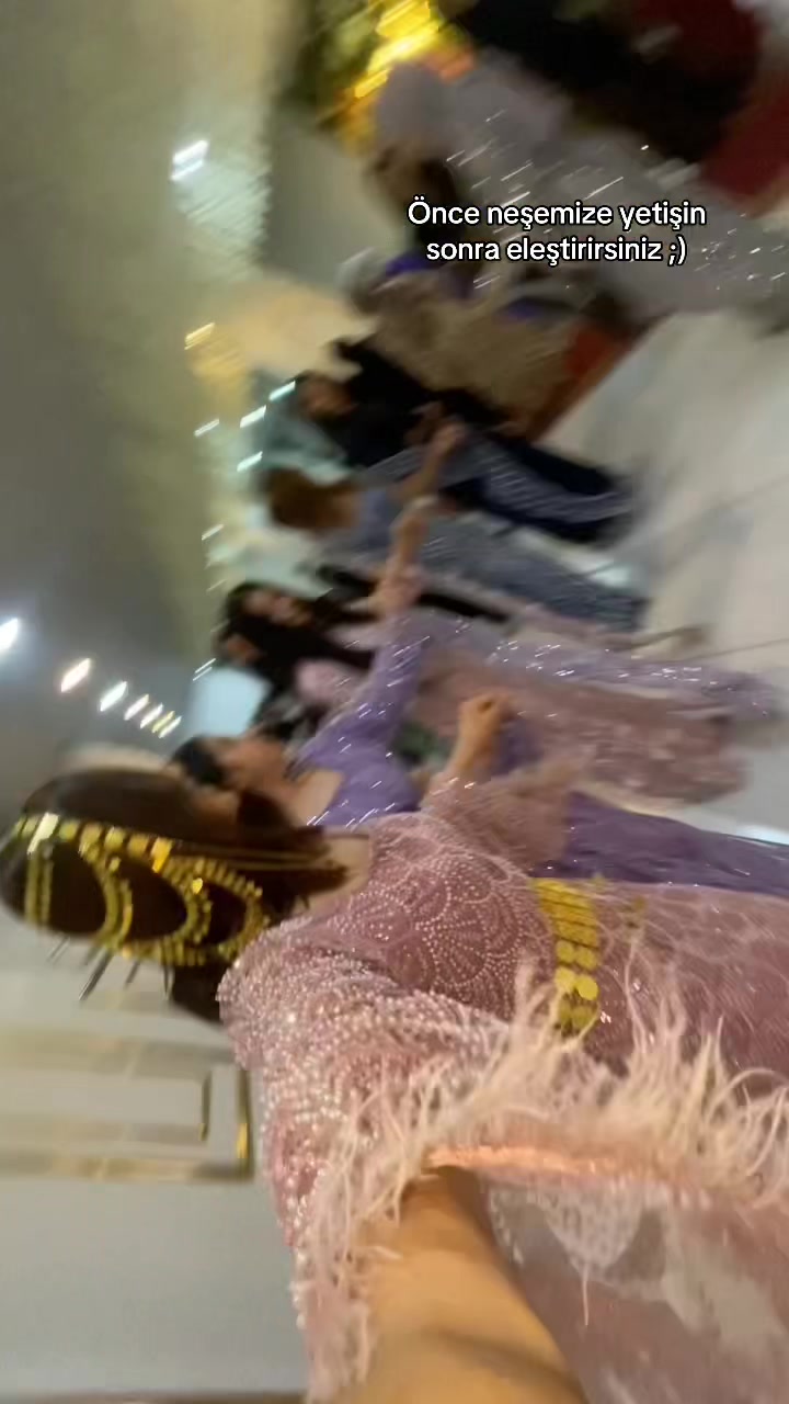 @𝒯