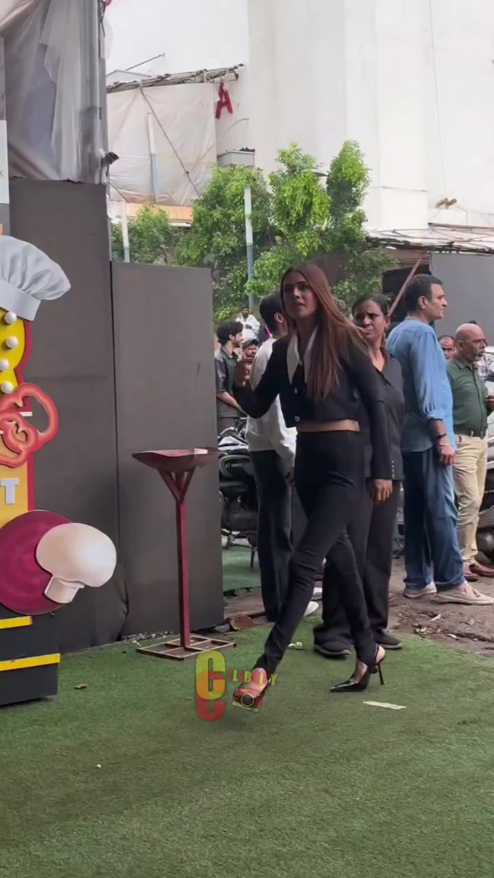 @nia Sharma