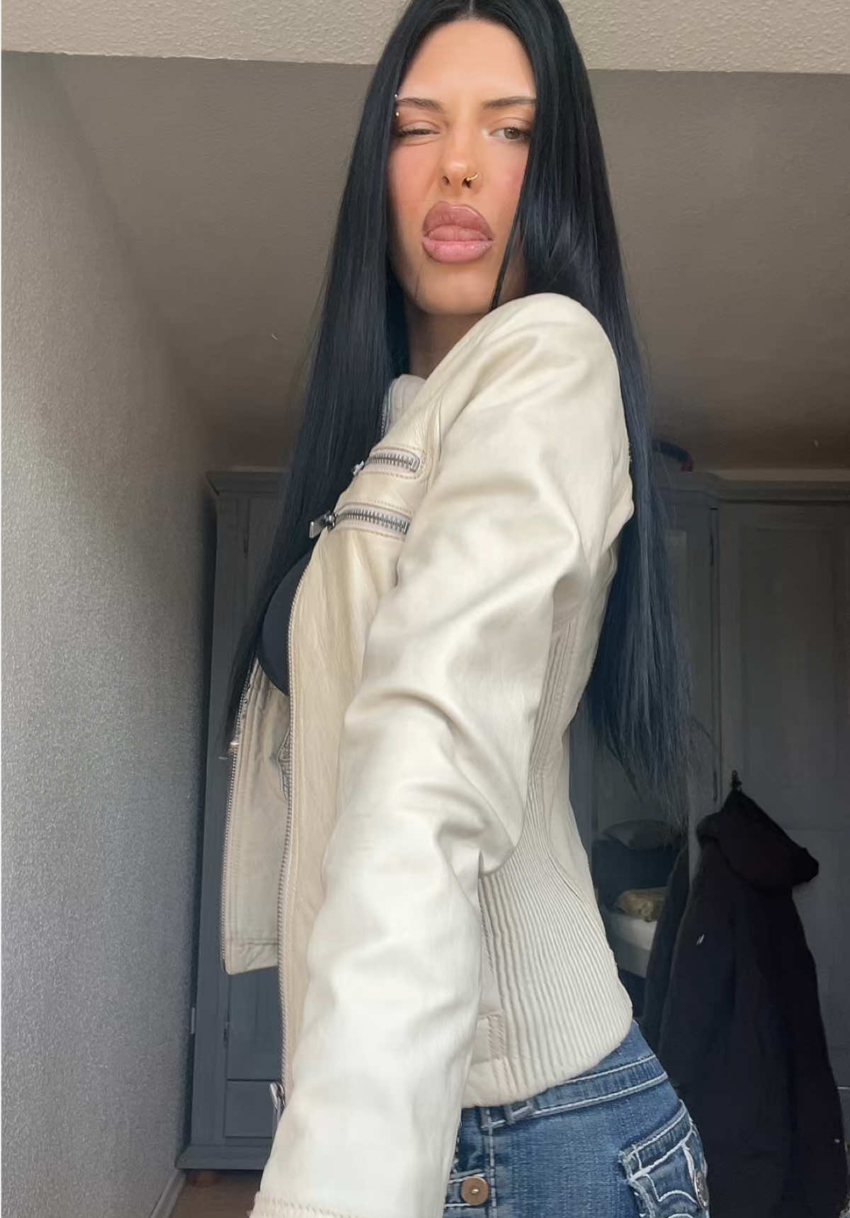 @￴