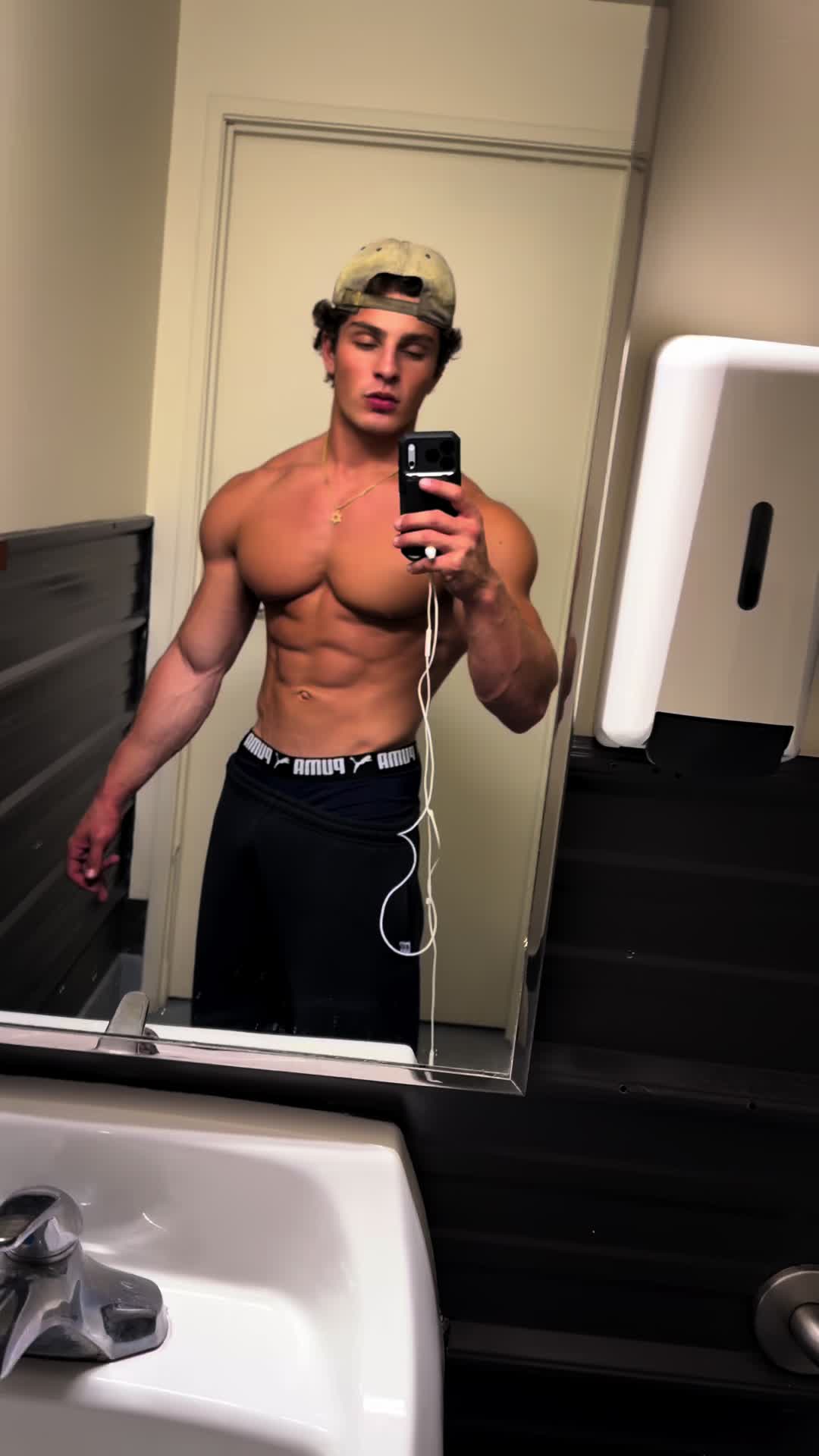 @alexaaronn